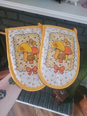 Vintage Retro Mushroom Oven Mits